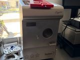 une machine posée sur un comptoir