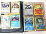 beaucoup de cartes Pokémon posées ensemble sur la table