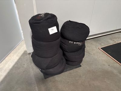 une paire de bottes noires posée sur un parquet