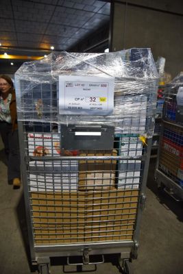 une femme debout à côté d'un chariot sur lequel sont posées des cartons