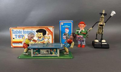 trois figurines représentant des personnes jouant au ping-pong