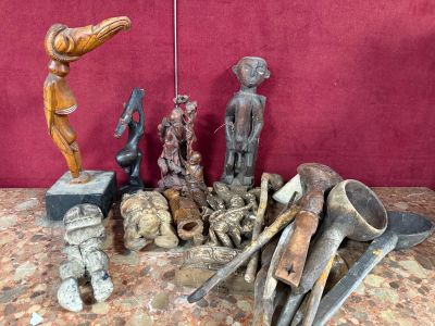 de nombreuses sculptures sur bois de différents types posées sur une table