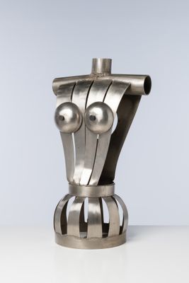 un mannequin en métal posé sur une table blanche
