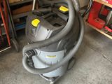 une image d'un aspirateur dans un garage