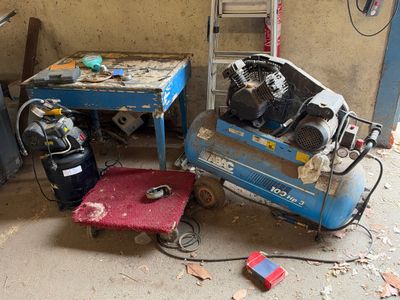 deux compresseurs d'air posés sur une table dans un garage