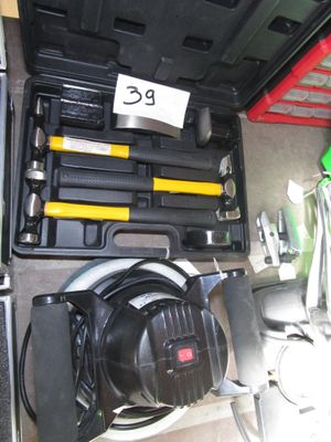 une boîte à outils posée par terre dans le garage