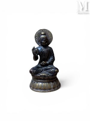 statue représentant une personne assise en position du lotus sur un fond blanc