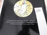un livre noir avec la photo d'un homme vêtu d'une robe blanche