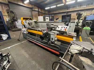 une grande machine qui se trouve dans un entrepôt