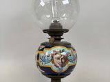 une lampe avec l'image d'une femme dessus