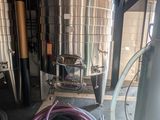 un tas de tuyaux qui se trouvent dans une pièce