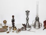de nombreux types de bougies sur la table
