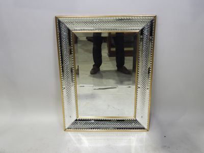 un gros plan d'une personne debout devant un miroir