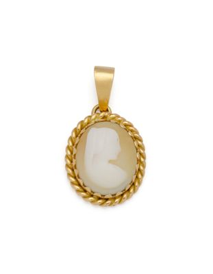 un pendentif plaqué or représentant le visage d'une femme, suspendu à une cordelette