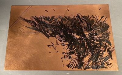 un gros plan sur un morceau de métal sur lequel figure un dessin