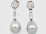 une paire de boucles d'oreilles en perles et diamants