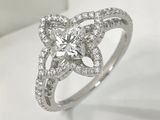 une image représentant une bague en diamant ornée d'un motif floral