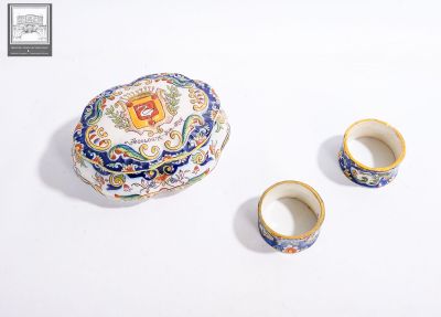 une petite boîte et deux bagues posées sur une surface blanche