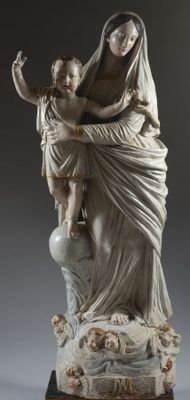 l'image d'une statue représentant une femme tenant un enfant dans ses bras