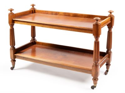 une table en bois surmontée d'une étagère