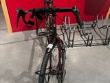 un vélo garé devant un mur rouge