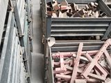 un gros tas de bois dans une caisse métallique