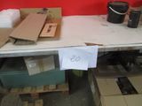 plein de cartons, les uns à côté des autres, posés sur une table dans une pièce