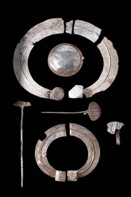 Paire DE Broches ET MÉDaillon EN Argent Viking Baltique