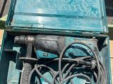 une boîte contenant une perceuse et une cordelette