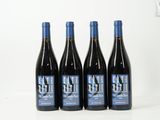 trois bouteilles de vin posées sur une table blanche