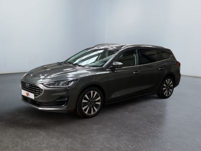 Une Ford Mondeo grise est garée dans une grande pièce