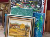 beaucoup de tableaux posés par terre