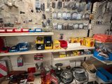 de nombreux articles différents sur les rayons du magasin