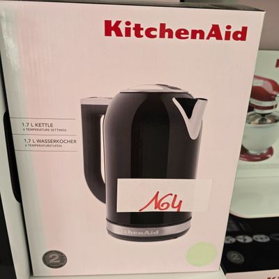 emballage d'une cafetière noir et blanc exposée dans un magasin