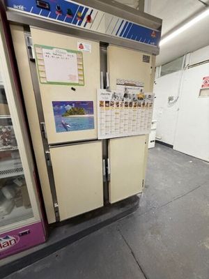 deux réfrigérateurs placés l'un à côté de l'autre dans une pièce