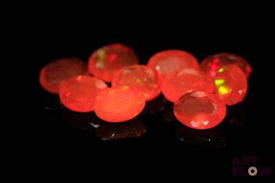 des perles de verre rouge vif sur un fond noir