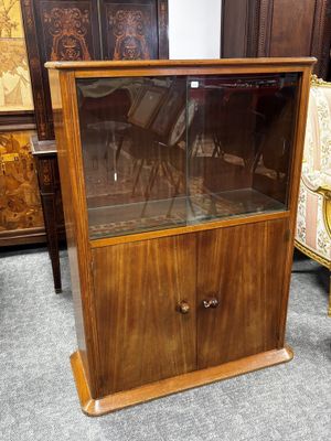PETIT MEUBLE bibliothèque vitré en bois naturel reposant sur…