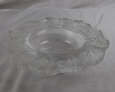 un saladier en verre transparent posé sur une nappe blanche