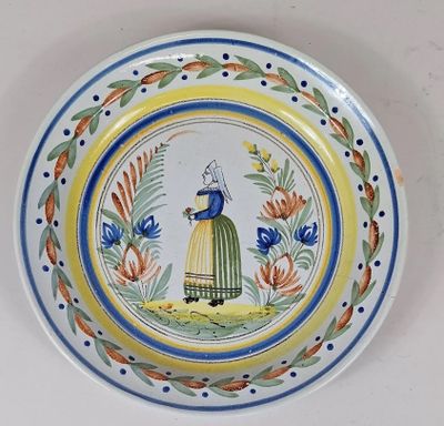 une assiette avec l'image d'une femme et d'un oiseau