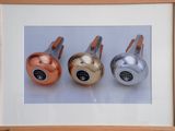 photo encadrée représentant trois cloches de couleurs différentes, dans un cadre en bois
