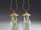 paire de vases chinois de style « famille » à socles dorés