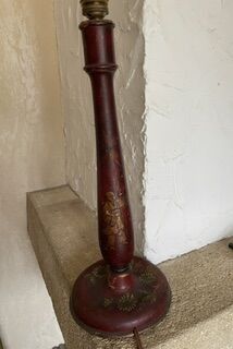 une lampe posée sur les marches d'une maison