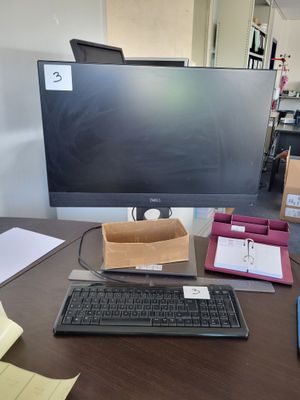 une image représentant un bureau avec un écran d'ordinateur et un clavier