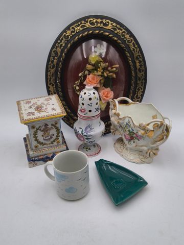 Vase cornet en porcelaine (fels), cadre fleuri médaillon en bois ...
