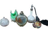 de nombreux petits objets en verre posés sur une table