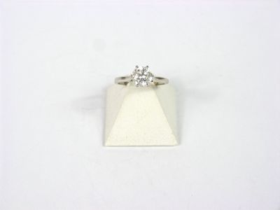 gros plan d'une bague en diamant sur une surface blanche