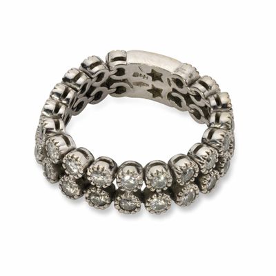 gros plan d'une bague en diamant sur fond blanc