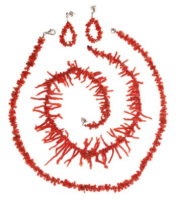 Ensemble collier et boucles d'oreilles en corail rouge