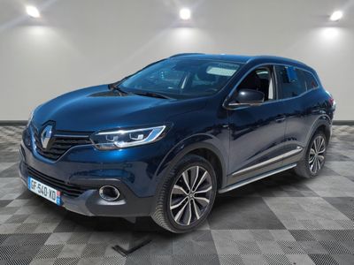 un SUV Renault bleu garé sur un sol à damier dans un garage