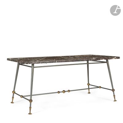 une table avec un plateau en marbre et des pieds en métal